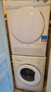 a washing machine with a toilet in a room at Sentral leilighet Odda Trolltunga in Odda