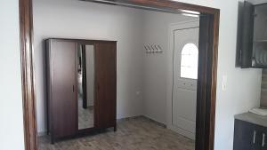 a hallway with a mirror and a door in a room at Muretto House in Oreoi