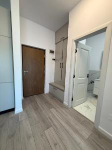 an empty room with a door and a closet at Urban Nest Florești in Floreşti