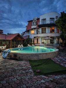 ein Schwimmbad vor einem Gebäude in der Unterkunft Family Hotel ADIA BLUE in Sweti Konstantin