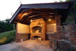 an outdoor kitchen with a brick pizza oven at Lady Wine in Plešivica