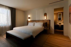 ein Hotelzimmer mit einem großen Bett und einem Badezimmer in der Unterkunft CASA METT Sitges - Fully refurbished in Sitges