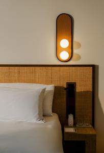 ein Schlafzimmer mit einem Bett und einer Lampe darüber in der Unterkunft CASA METT Sitges - Fully refurbished in Sitges