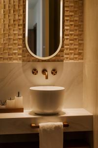 ein Badezimmer mit Waschbecken und Spiegel in der Unterkunft CASA METT Sitges - Fully refurbished in Sitges + 11 Fotos