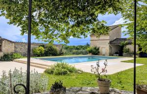 a swimming pool in the yard of a house at Grande chambre avec piscine in Villeneuve-sur-Vère
