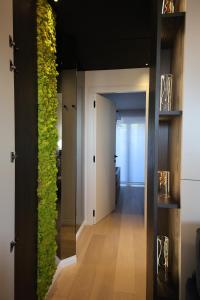a room with a door with a green wall at Il borgo blu in Tortoreto Lido