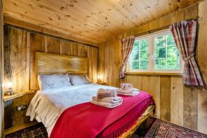 a bedroom with a bed with a red blanket at 1 Bed in Chulmleigh oc-74133 in Eggesford