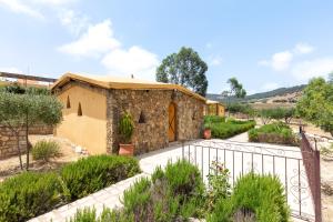 a stone building with a gate in a garden at Gîte Raid Oriental in Taforhalt