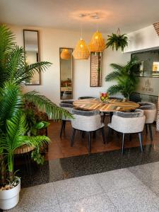 a dining room with a table and chairs at HOTEL LOS ALAMOS BOUTIQUE in Plasencia