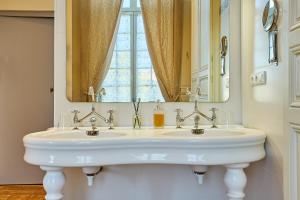 a bathroom with two sinks and a mirror at Maison d'hôtes de charme Le Clos de la Cathédrale en Sud Gironde in Bazas +30 photos