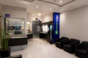 a waiting room with chairs and a fish tank at Rezende Suítes in Balneário Camboriú +40 photos