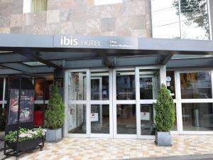 a building with a sign that reads lions hotel at ibis Lima Larco Miraflores in Lima
