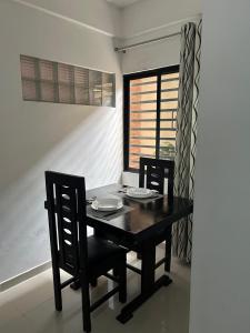 a dining room with a table and chairs and a window at X5 Condominio - Diagonal a Fexpocruz in Santa Cruz de la Sierra