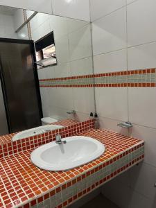 a bathroom with a sink and a mirror at X5 Condominio - Diagonal a Fexpocruz in Santa Cruz de la Sierra
