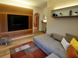 a living room with a couch and a flat screen tv at Casa ai Tre Colli, Tres in Tres