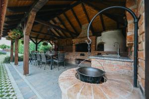 an outdoor kitchen with a pot on a table at Grádics Panzió in Siculeni