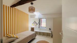 a small bedroom with a bed and a window at Appartement arche centre historique in Narbonne