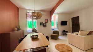 a living room with a table and a couch at Appartement arche centre historique in Narbonne