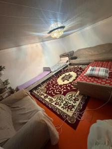 a room with a rug on the floor with a keyboard at NurNomad 2 in Balykchy +1 photo