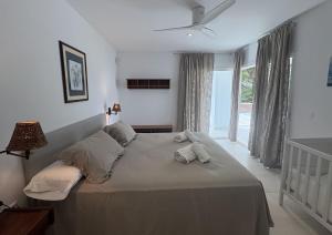 a bedroom with a bed with two towels on it at Villa Pinares de Roche - Piscina privada - Playa a 6 min in Roche