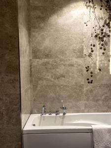 ein Badezimmer mit Badewanne und Waschbecken in der Unterkunft KBF Hotel in Alger
