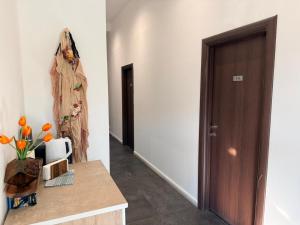 a hallway with a door and a statue of a woman at Hostel Vento in Bar