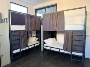 two bunk beds in a room with a tv at Hostel Vento in Bar
