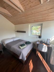 a bedroom with a bed and a desk and a window at Pokoje Gościnne Nad Zalewem w Starej Morawie in Stronie Śląskie