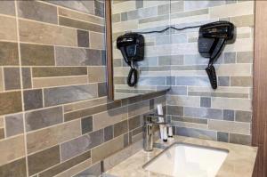 a bathroom with a sink and a mirror at فندق فاتوران 2 in Medina +42 photos