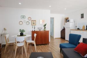 a living room with a table and chairs and a kitchen at Douro Feels Like Home in Fontelo