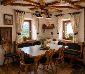 a dining room with a table and chairs at Haarstubenhäusl Glückskäfer in Frankenfels