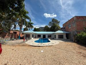 a house with a swimming pool in the yard at Finca los carrangueros in Apulo