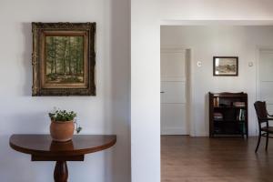 a living room with a table and a mirror at Acassuso Suites in Acassuso