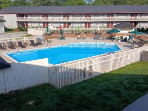 a swimming pool in front of a building at Red Roof Inn Doswell - Kings Dominion in Doswell