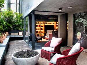 a patio with two chairs and a bowl of rocks at Oliver Mexico City in Mexico City