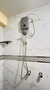a shower in a bathroom with a blow dryer at Imasmari Wasi in Pisac