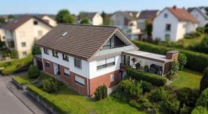a model of a house with a roof at Ferienwohnung am Wildpark Eichert HDH in Heidenheim an der Brenz
