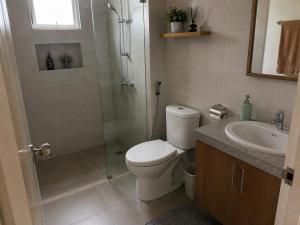 a bathroom with a shower and a toilet and a sink at โฮมสเตย์วารังสิริ 1 in Ban Wat Tha Maprang