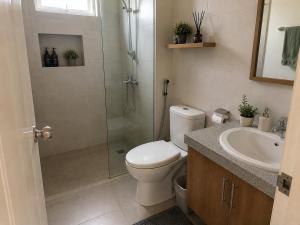 a bathroom with a shower and a toilet and a sink at โฮมสเตย์วารังสิริ 1 in Ban Wat Tha Maprang