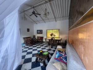 a living room with a couch and a table at Finca los carrangueros in Apulo