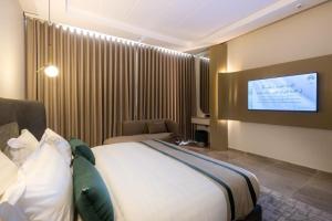 a hotel room with a bed and a flat screen tv at فندق فاتوران 2 in Medina