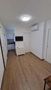 an empty room with white walls and wooden floors at Villa Epi in Sperlonga
