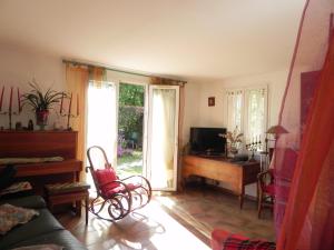 TV a/nebo společenská místnost v ubytování B&B Le clos des vignes Saint Raphael