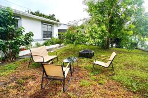 a group of chairs and a table in a yard at Private Pool Near Guitar Hotel & Beach in Hollywood