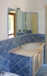 a bathroom with a sink and a mirror at Sa Tirìa in Chia