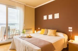 a bedroom with a large bed and a large window at Anwill Suite in Barranquilla