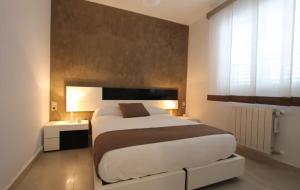 a bedroom with a large white bed and a window at Anwill Suite in Barranquilla
