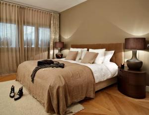 a bedroom with a large bed with a large window at Anwill Suite in Barranquilla