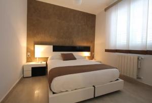 a bedroom with a large white bed and a window at Anwill Suite in Barranquilla