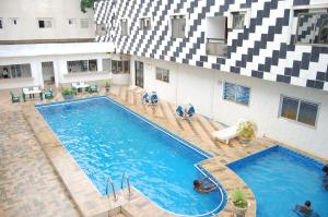 an overhead view of a swimming pool in front of a building at Link Hotel in Lokossa